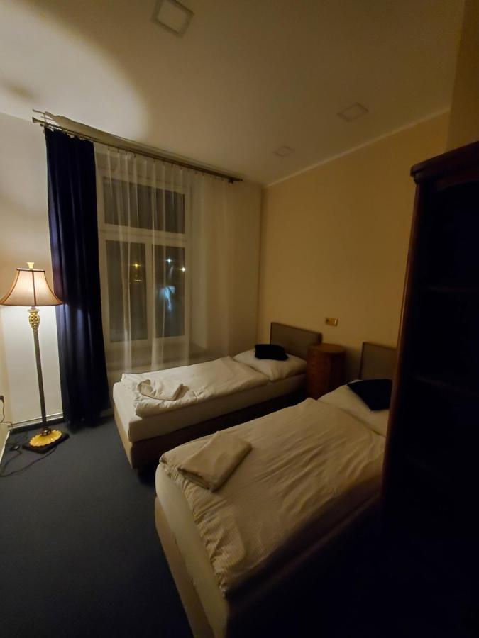 Hotel Koruna Penzion Теплице-над-Метуи Экстерьер фото