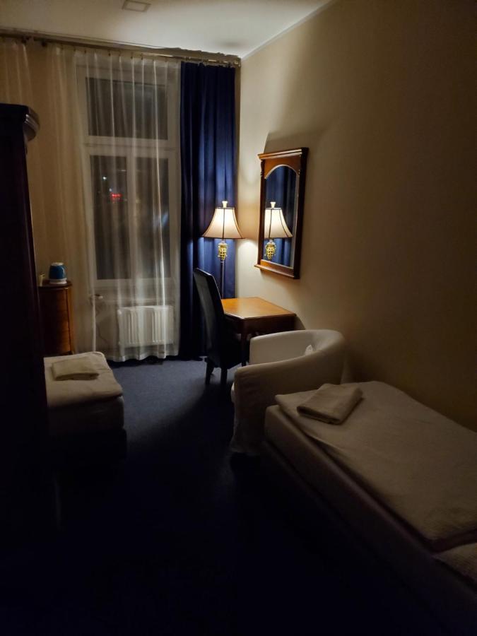 Hotel Koruna Penzion Теплице-над-Метуи Экстерьер фото